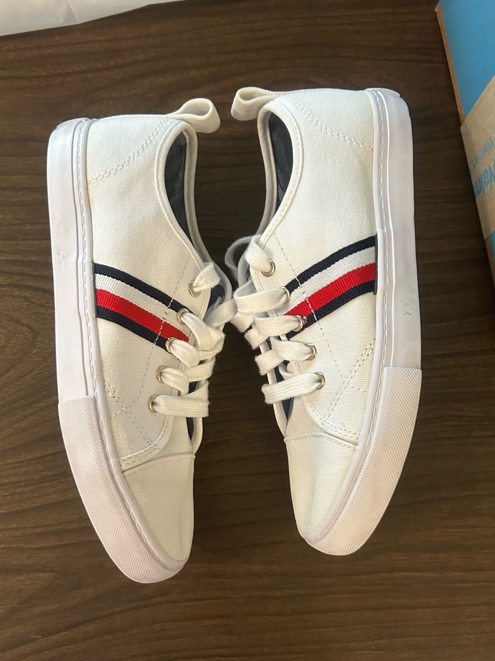 Tommy Hilfiger white tennis shoes women’s size 8